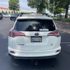 2017 Toyota RAV4 LE — фото 7