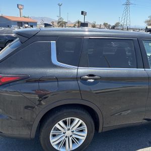 صورة 9 لـ 2023 Mitsubishi OUTLANDER ES