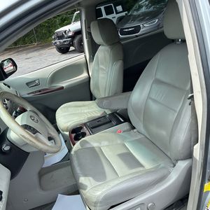 2012 Toyota SIENNA XLE 8-PASSENGER — миниатюра 30