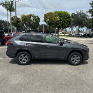 صورة 10 لـ 2024 Toyota RAV4 XLE
