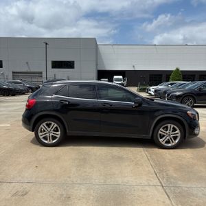 MERCEDES-BENZ GLA - 10