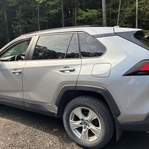 2019 Toyota RAV4 HYBRID XLE — фото 6
