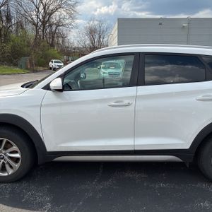 HYUNDAI TUCSON SE - 4
