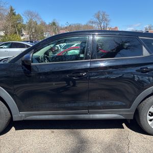 HYUNDAI TUCSON SE - 4