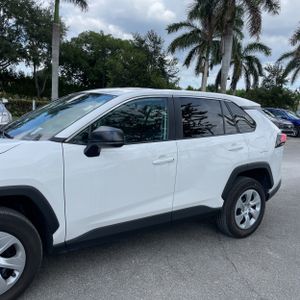 2025 Toyota RAV4 LE 照片 3
