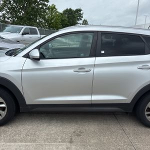 HYUNDAI TUCSON SE - 4