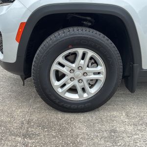 2024 JEEP GRAND CHEROKEE LAREDO — миниатюра 17