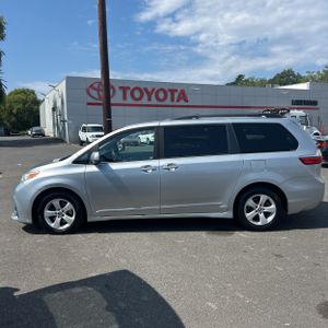 صورة 3 لـ 2019 Toyota SIENNA LE 8-PASSENGER