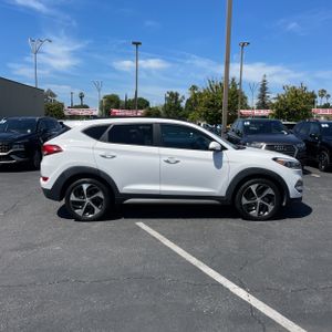 HYUNDAI TUCSON VALUE - 10