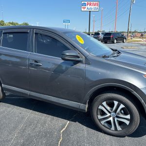 صورة 13 لـ 2018 Toyota RAV4 LE