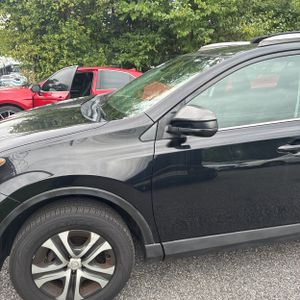 2017 Toyota RAV4 LE — фото 2