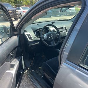 2010 Mitsubishi OUTLANDER ES thumbnail 32