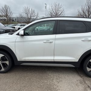 HYUNDAI TUCSON VALUE - 4