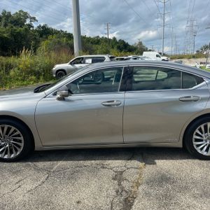 صورة 4 لـ 2019 Lexus ES 300H LUXURY