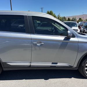 صورة مصغرة 11 لـ 2020 Mitsubishi OUTLANDER SEL