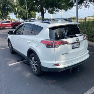 2017 Toyota RAV4 LE — фото 5