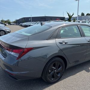 صورة 9 لـ 2023 Hyundai ELANTRA SEL