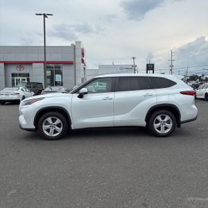 2023 Toyota HIGHLANDER LE photo 3