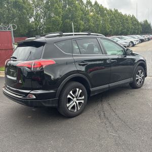 2017 Toyota RAV4 LE — фото 8