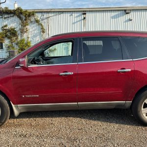 2010 Chevrolet TRAVERSE LT photo 4