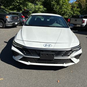 صورة 14 لـ 2025 Hyundai ELANTRA SEL SPORT