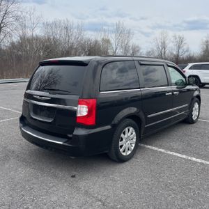 CHRYSLER TOWN AND COUNTRY TOURING - 8