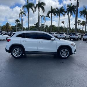 MERCEDES-BENZ GLA - 10