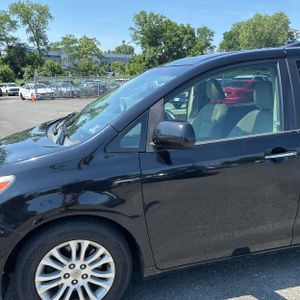 2015 Toyota SIENNA XLE 8-PASSENGER 照片 2