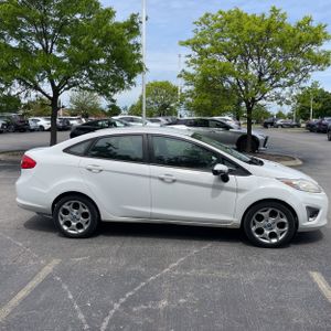 FORD FIESTA SEL - 10