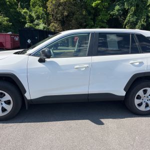صورة 4 لـ 2023 Toyota RAV4 LE