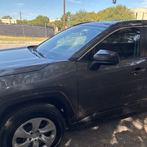 2021 Toyota RAV4 LE 照片 2