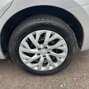2017 Toyota COROLLA LE thumbnail 18