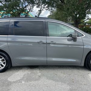 2022 Chrysler PACIFICA TOURING L photo 11