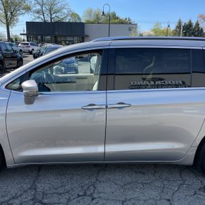 CHRYSLER PACIFICA HYBRID TOURING L - 4