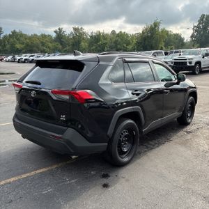 صورة 8 لـ 2021 Toyota RAV4 LE