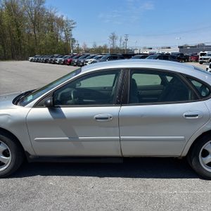 FORD TAURUS SE - 4