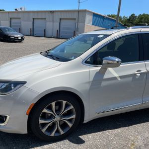 صورة 2 لـ 2017 Chrysler PACIFICA LIMITED
