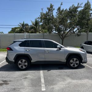 صورة 10 لـ 2023 Toyota RAV4 XLE