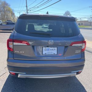 HONDA PILOT TOURING W/REAR CAPTAIN'S CHAIRS - 7