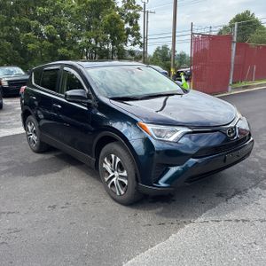2018 Toyota RAV4 LE — фото 12