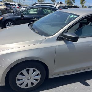 VOLKSWAGEN JETTA 2.0L S - 2