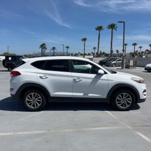 HYUNDAI TUCSON SE - 10