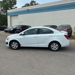 2015 Chevrolet SONIC LS — фото 3