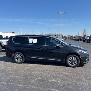 CHRYSLER PACIFICA HYBRID LIMITED - 10